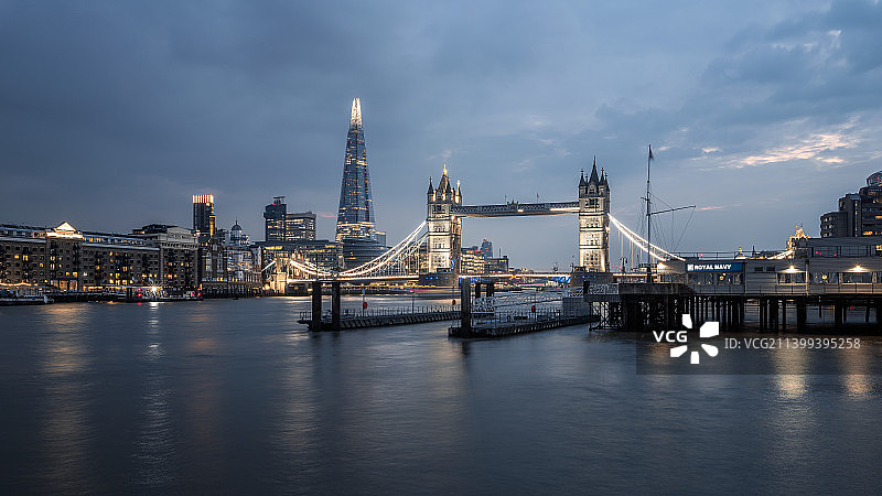 伦敦塔桥碎片大厦城市风光夜景图片素材