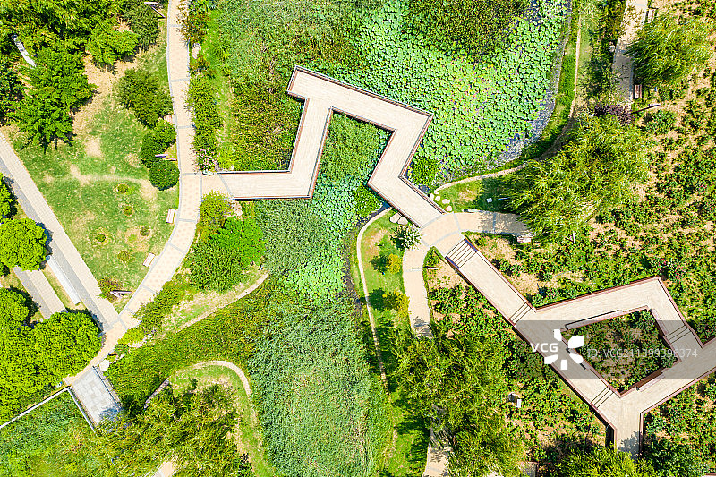 航拍河南省平顶山市鹰城广场 城市地标建筑 下沉式广场园林绿化景观图片素材