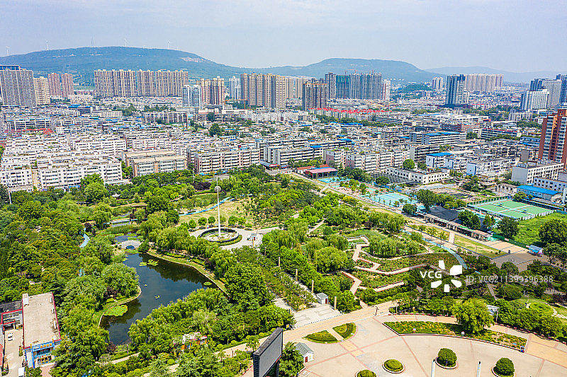 航拍河南省平顶山市鹰城广场 城市地标建筑 下沉式广场园林绿化景观图片素材
