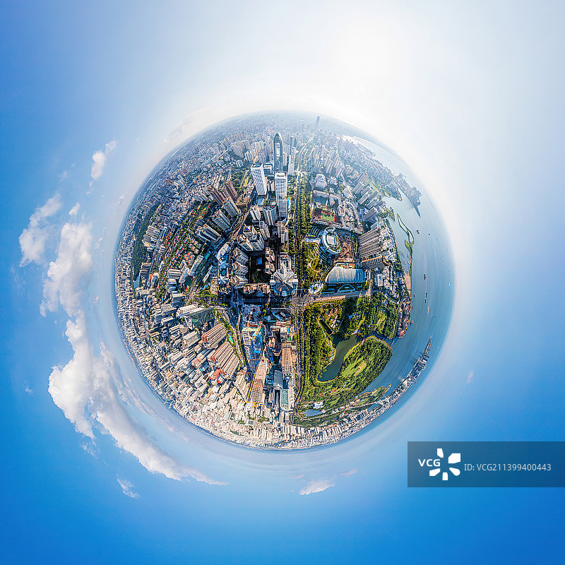 中国海南省海口市龙华区万绿园国贸CBD海口湾和海甸河海甸岛世纪大桥 秀英港航拍全景图片素材