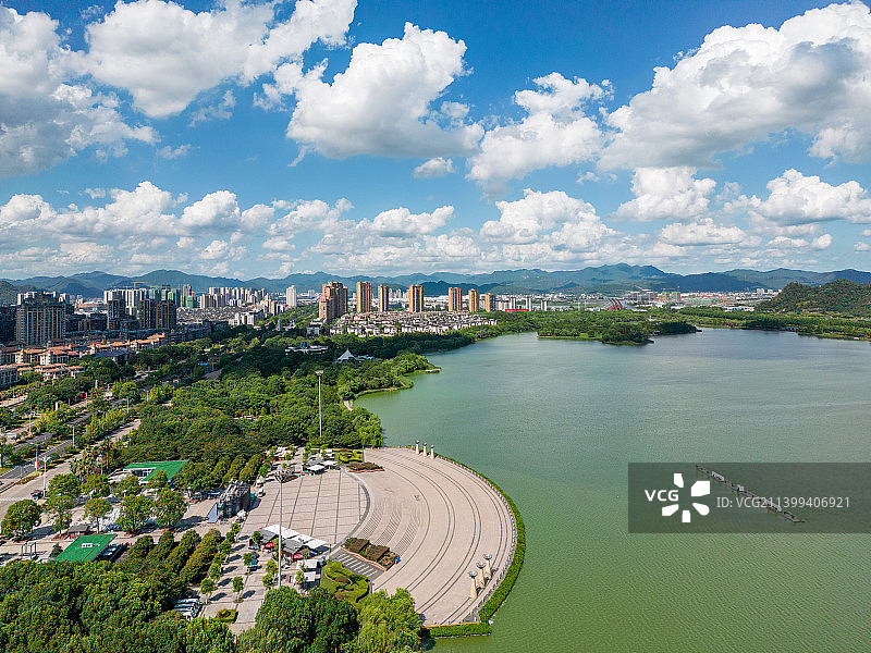 浙江省台州市临海市灵湖风景区和城市天际线航拍视角图片素材