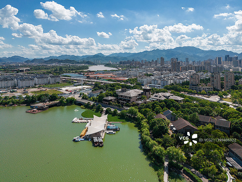 浙江省台州市临海市灵湖风景区和城市天际线航拍视角图片素材