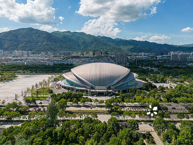 浙江省台州临海市临海体育馆与城市天际线航拍风光图图片素材