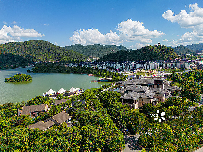 浙江省台州市临海市灵湖风景区和城市天际线航拍视角图片素材
