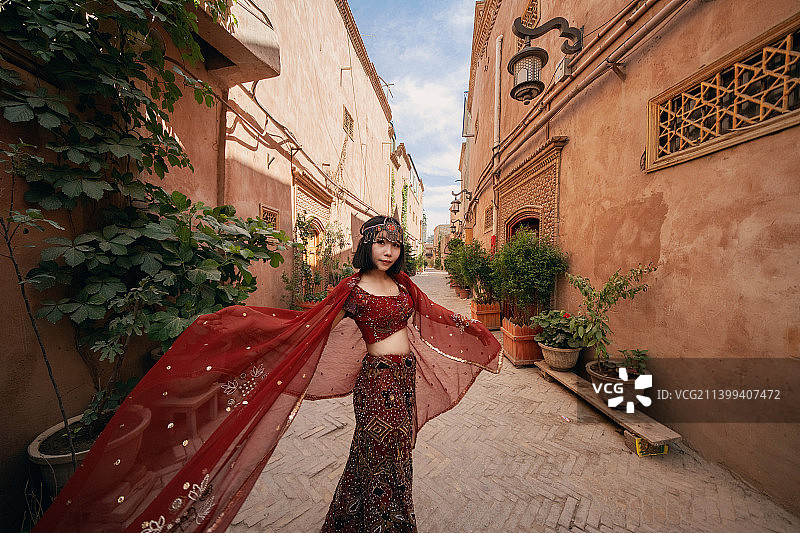 新疆喀什古城里,穿着异域风情服装的女性图片素材