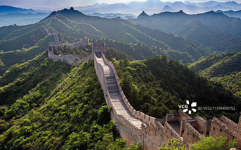 金山岭层峦叠嶂的群山及绵延起伏的长城图片素材