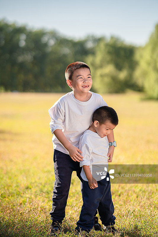 孩子和儿童幸福的玩飞机，吹泡泡。图片素材