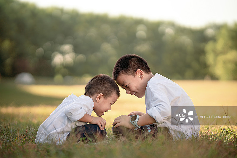 孩子和儿童幸福的玩飞机，吹泡泡。图片素材