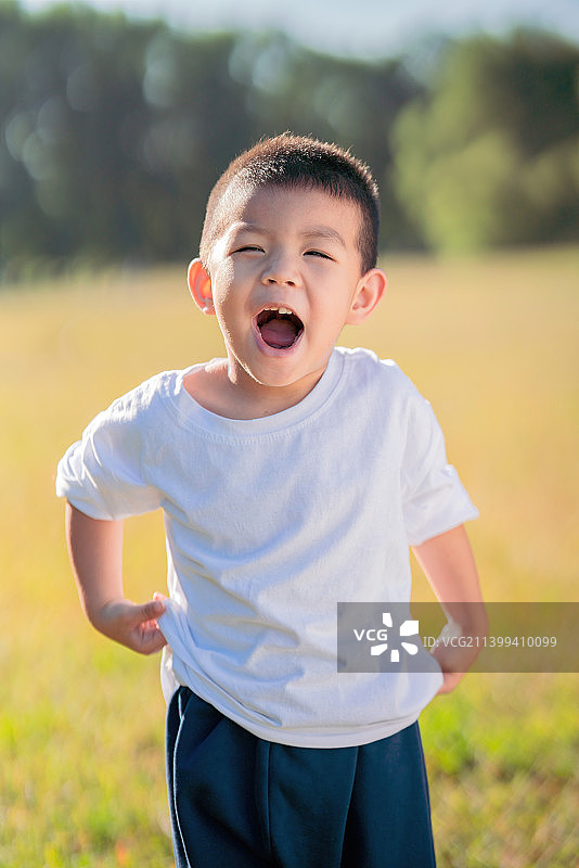 孩子和儿童幸福的玩飞机，吹泡泡。图片素材