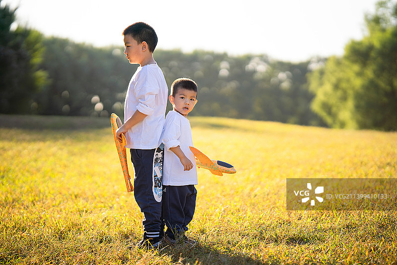 孩子和儿童幸福的玩飞机，吹泡泡。图片素材