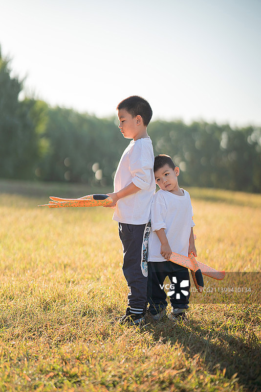 孩子和儿童幸福的玩飞机，吹泡泡。图片素材