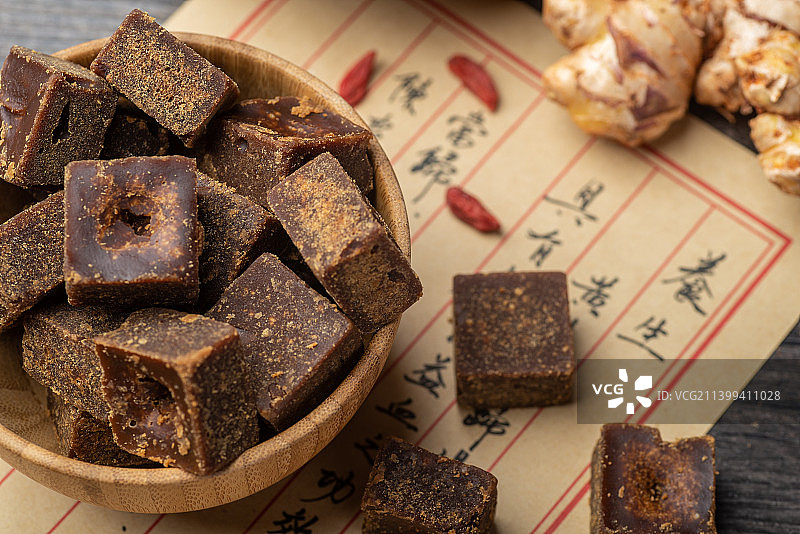 红糖、生姜、枸杞、红枣和医书古籍图片素材