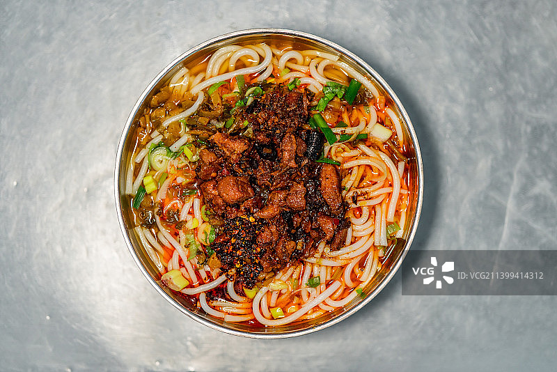 云南昆明石林特色美食小吃 卤肉米线 焖肉米线 特写镜头图片素材