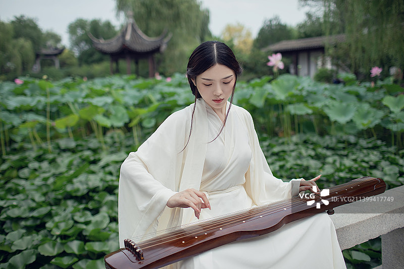 东方美人弹古琴,荷塘,中国风意境图片素材