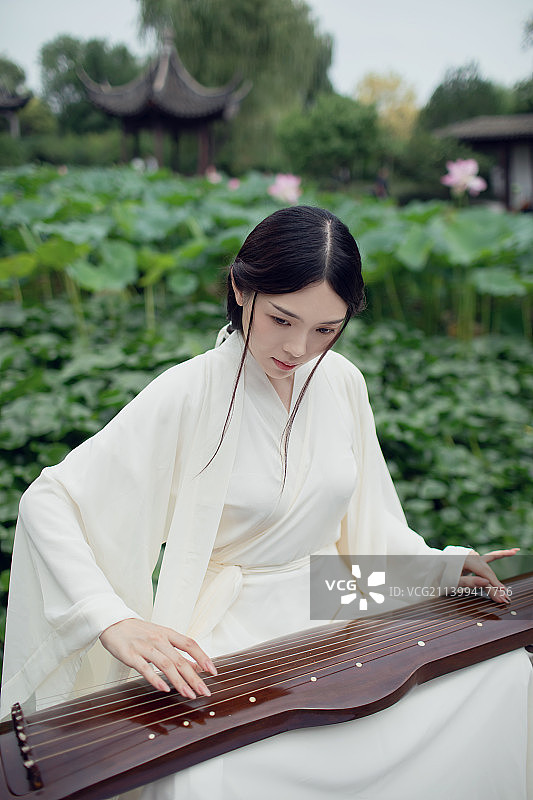 东方美人弹古琴,荷塘,中国风意境图片素材