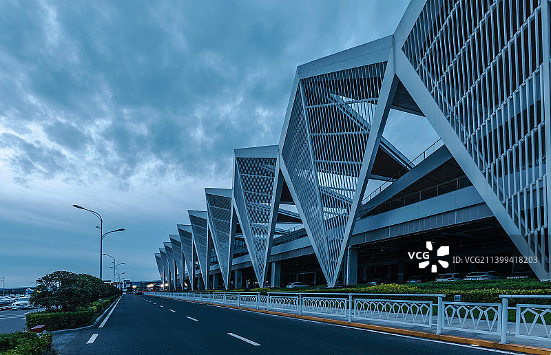青岛邮轮港候船厅夜景图片素材