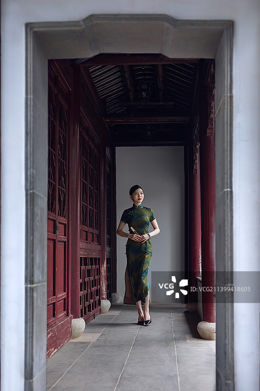 一个旗袍美人在中式长廊中漫步图片素材