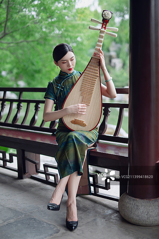东方旗袍美女弹琵琶,古典美,传统文化图片素材