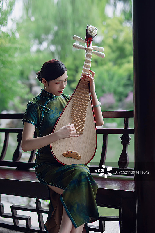 东方旗袍美女弹琵琶,古典美,传统文化图片素材