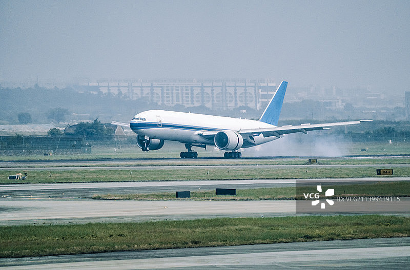 飞机落地瞬间图片素材