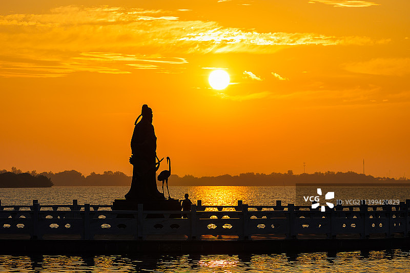 旭日下的柳叶湖唐代刘禹锡塑像图片素材