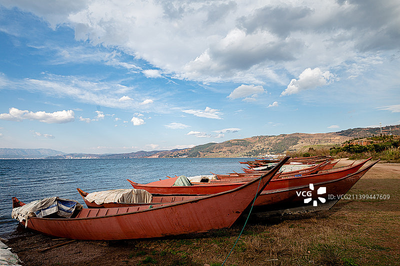 停泊在湖中的铁船图片素材