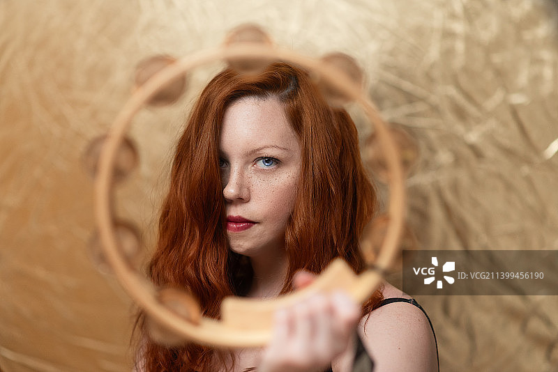 年轻女子与镜子中的倒影，美国田纳西州纳什维尔图片素材