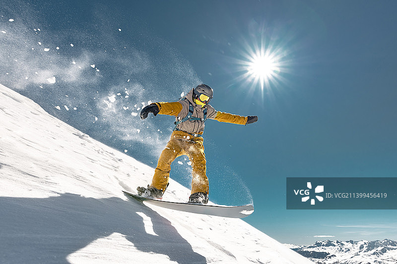 真实的滑雪者在滑雪坡上跳跃图片素材