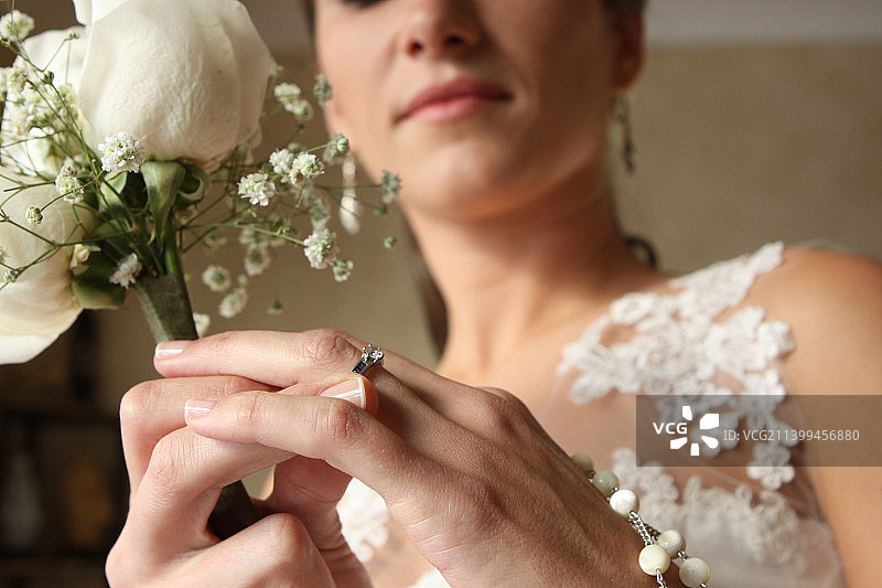 拿着花束的新娘的身体中部，智利图片素材