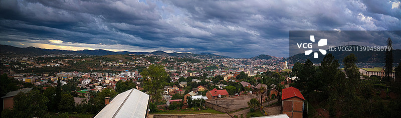 马达加斯加菲亚纳兰楚阿市日落时分的航拍全景图片素材