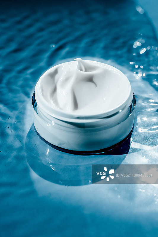 影棚背景上的凝胶面霜美容产品特写图片素材