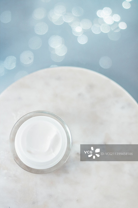 影棚背景上的凝胶面霜美容产品特写图片素材