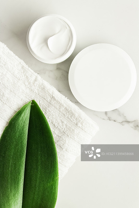 影棚背景上的凝胶面霜美容产品特写图片素材