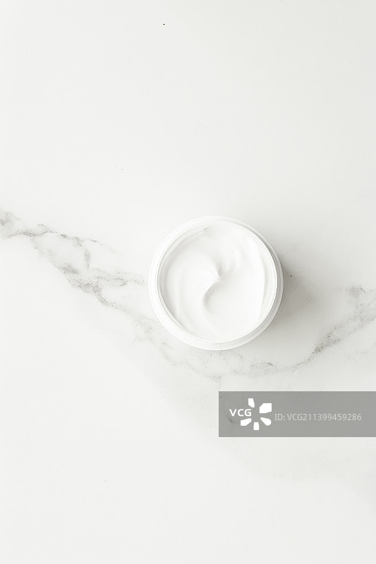 影棚背景上的凝胶面霜美容产品特写图片素材