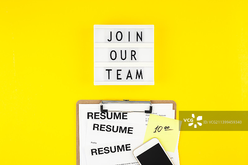 黄色背景上的加入我们团队的扁平素材图片素材