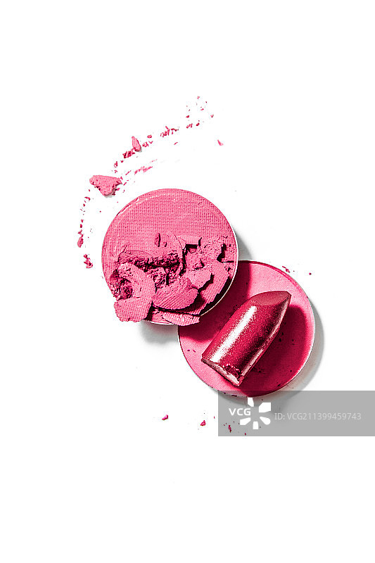 白色背景上分离的碎眼影和口红图片素材