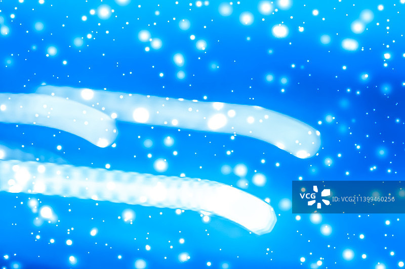 冬季节日抽象背景，发光的雪和魔法般的闪光图片素材