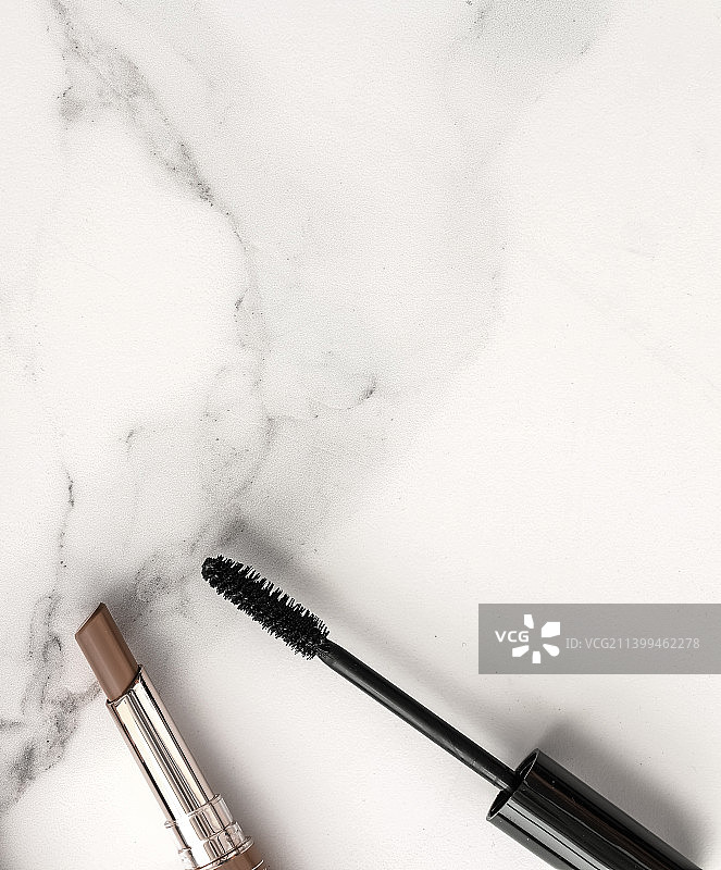 俯视拍摄：桌上的美容产品图片素材