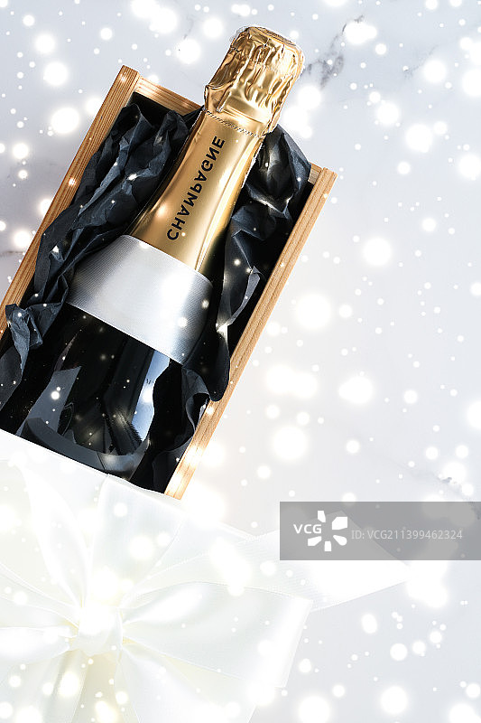 圣诞节假日香槟酒瓶、礼品盒和闪亮雪花图片素材
