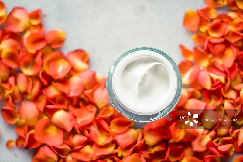 大理石上的面部保湿霜和花瓣，奢华图片素材