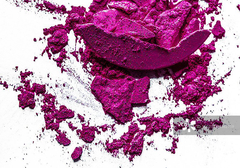 白色背景上的眼影、口红和粉末碎屑图片素材