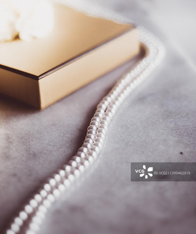 金色礼盒中的珍珠首饰图片素材