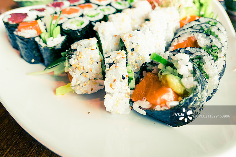 午餐时间餐厅里的日式寿司，亚洲美食图片素材