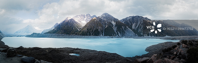 新西兰坎特伯雷蓝湖和塔斯曼冰川步道雪山全景图片素材