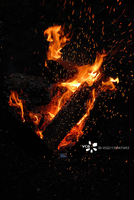 夜间篝火特写，花岗岩托尔斯步道起点和露营地，美国图片素材