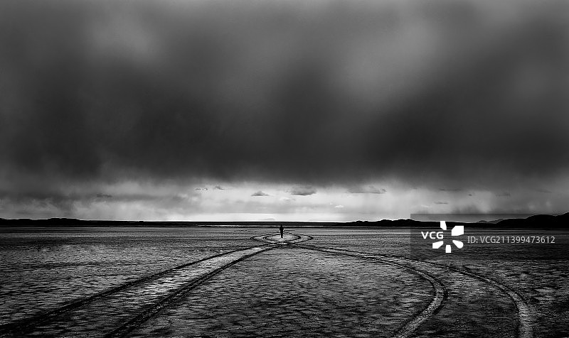 多云天空下的海滩风光图片素材