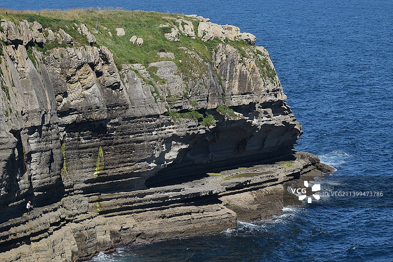 西班牙坎塔布里亚库埃托海中岩层的高角度景观图片素材