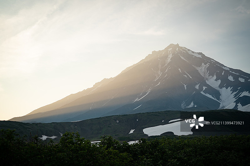 雪山映衬着天空的风景图片素材