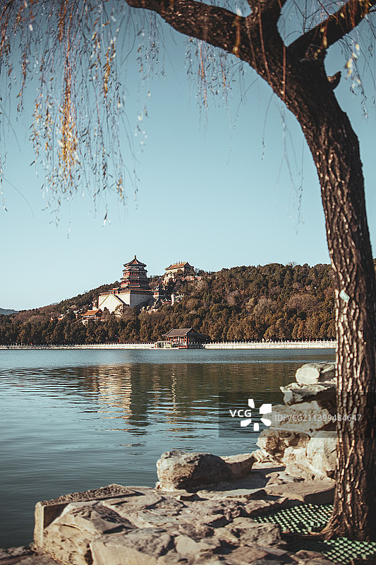 中国北京西郊颐和园昆明湖边的休闲椅图片素材
