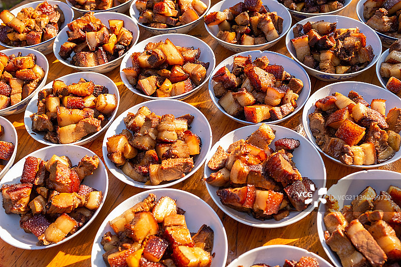 湖南衡东乡村喜宴蒸扣肉图片素材